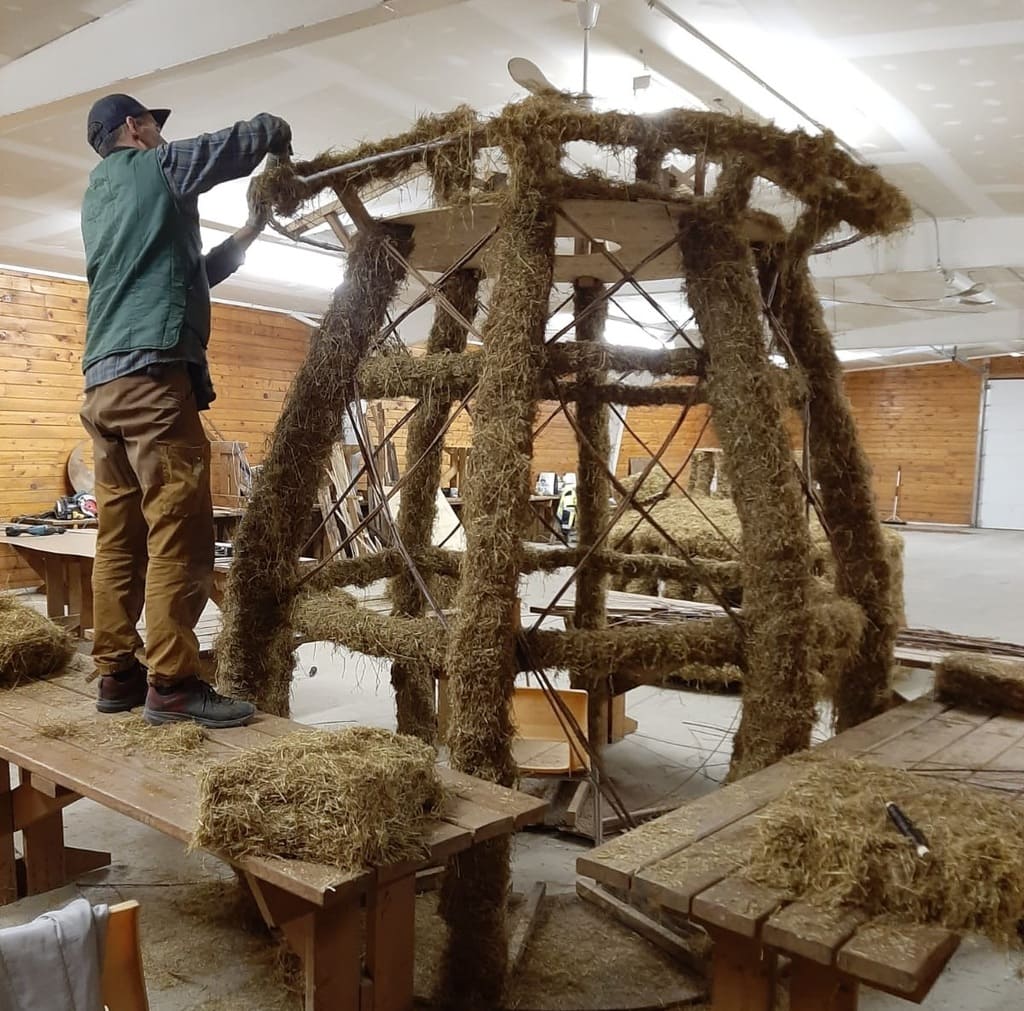 burning-straw-sculpture-fabrication-2